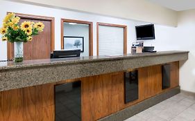 Days Inn & Suites by Wyndham Des Moines Airport